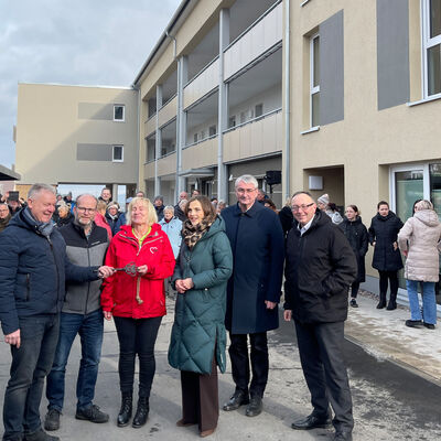 Bild vergr&ouml;&szlig;ern: Schlüsselübergab zur offiziellen Einweihung des AWO-Gebäudes in Oberweißbach