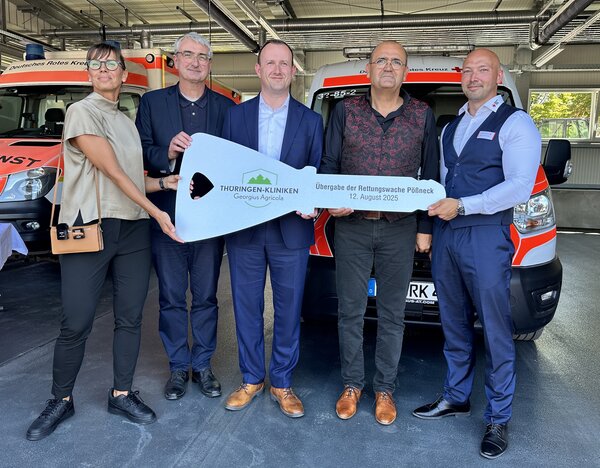 Übergabe des symbolischen Schlüssels für die neue Rettungswache in Pößneck. Im Bild (von links): Bundestagsabgeordnete Diana Herbstreuth, Landrat Marko Wolfram, Landrat Christian Herrgott, Geschäftsführer Dr. med. Thomas Krönert und DRK-Geschäftsführer Marc Unverricht. Foto: Juliane Ilg