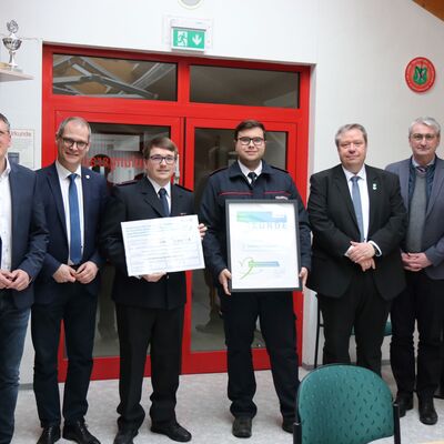 Bild vergr&ouml;&szlig;ern: Übergabe Fördermittel Feuerwehrverein Schmiedefeld e. V.