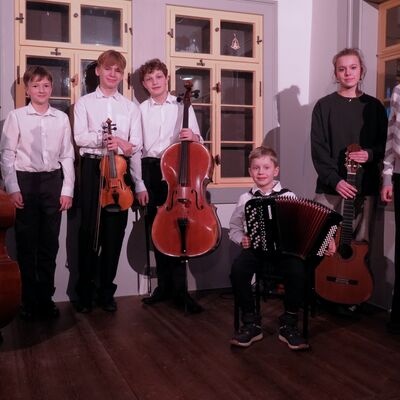 Die Kinder auf dem Foto v.l.n.r.: Jannis Rogsch, Balduin Hagner, Giso Pech, Josua Taddäus Mäurer, Tom Rödel, Elise Schulz, Ida Breuel (Wettbewerb im April)