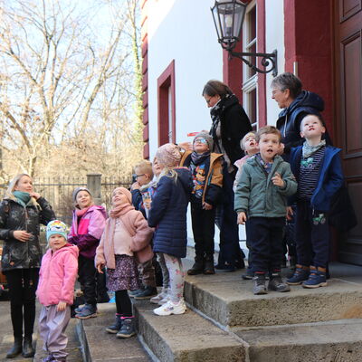 Bild vergr&ouml;&szlig;ern: 2026 PM 058 Vor der Schlosskapelle
