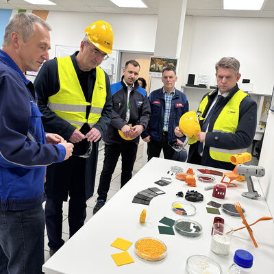 Bild vergr&ouml;&szlig;ern: BASF-Mitarbeiter Torsten Erdmann (li.) erläutert die Komplexität der Coloristik.